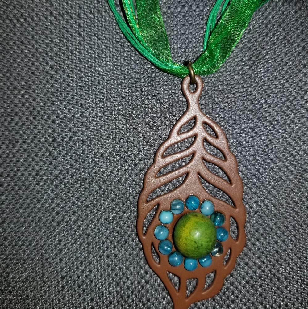 Leaf with green Multistrand ribbon necklace new